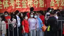 Siswa berpose untuk foto ketika mereka tiba di sekolah untuk mengikuti Ujian Masuk Perguruan Tinggi Nasional (NCEE), yang dikenal sebagai Gaokao, di Wuhan, di provinsi Hubei tengah China (7/6/2021). (AFP/STR)