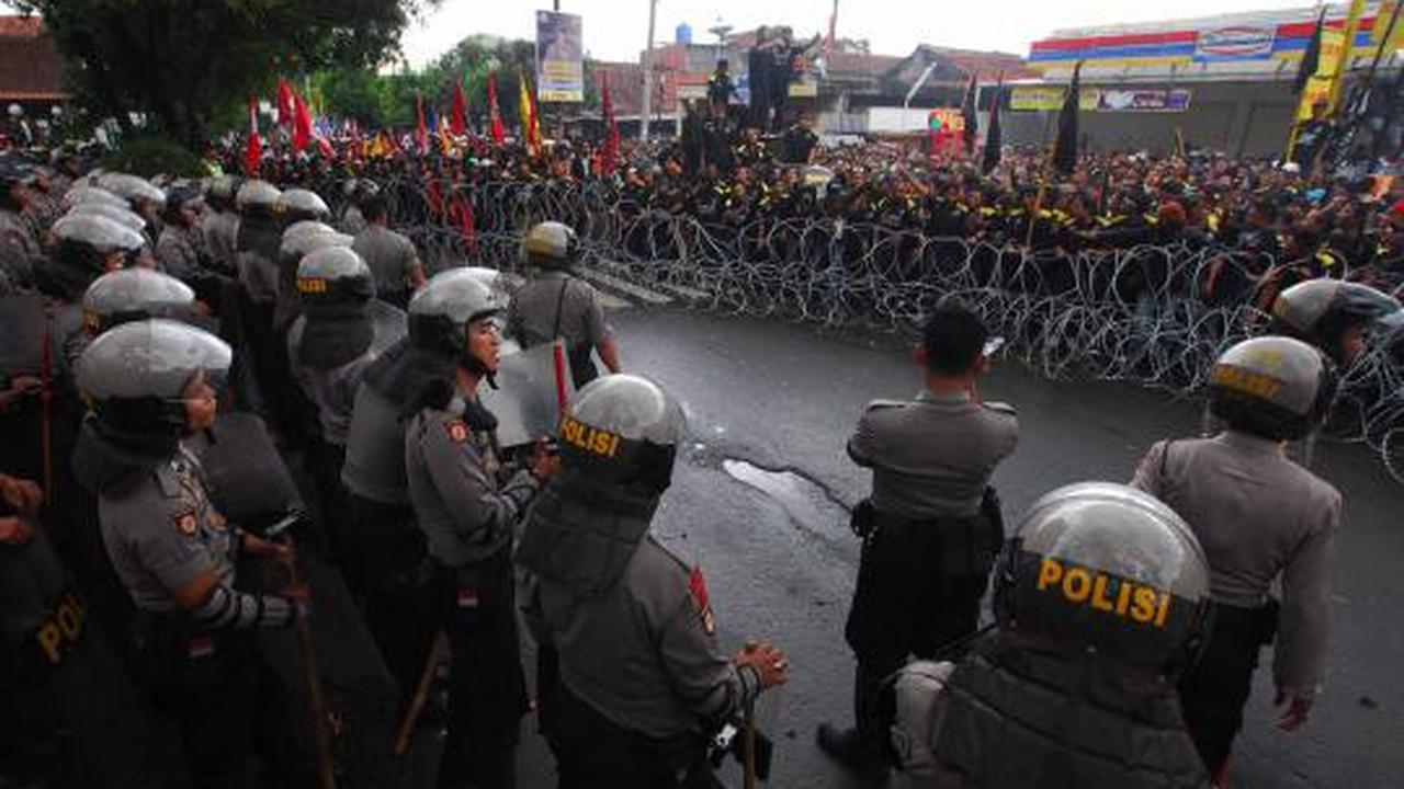 Dipasang kawat berduri, ratusan massa marah dengan polisi