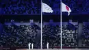 Bendera Olimpiade dikibarkan saat upacara pembukaan di Olympic Stadiumpada Olimpiade Musim Panas 2020, di Tokyo, Jumat (23/7/2021). Upacara pembukaan Olimpiade Tokyo yang berlangsung dalam era pandemi digelar tanpa penonton. (AP Photo/Kirsty Wigglesworth)
