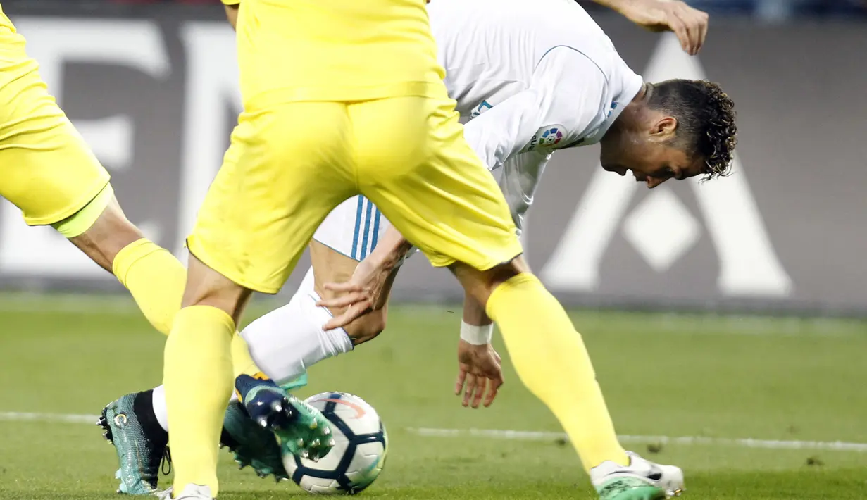 Cristiano Ronaldo berusaha melewati adangan dua pemain Villareal pada laga terakhir La Liga di Ceramica stadium, Villarreal, (19/5/2018). Real Madrid ber,min imbang 2-2. (AP/Alberto Saiz)