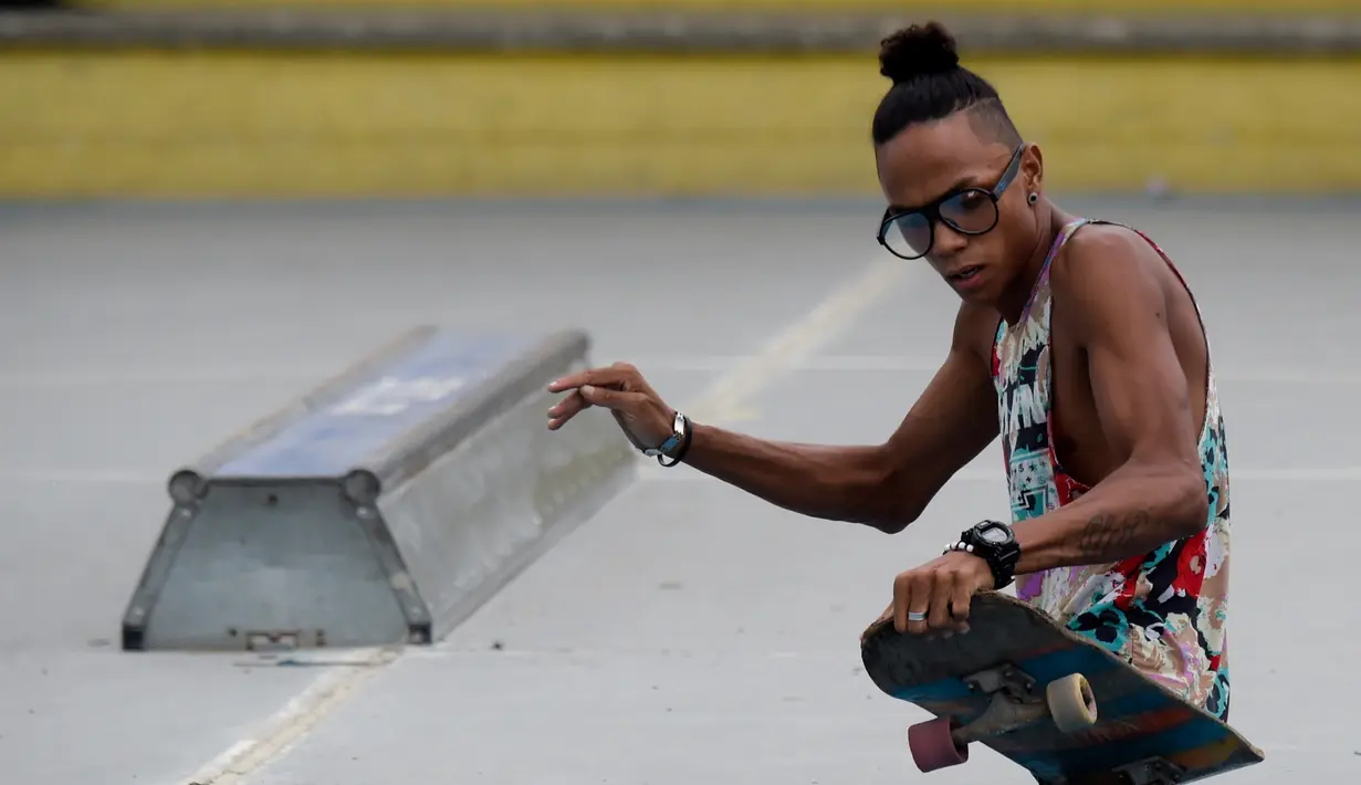 Imigran Venezuela, Alfonso Mendoza alias Alca berlatih skateboard di sebuah taman di Barranquilla, Kolombia, 28 September 2018. Alca pergi dari Venezuela ke Kolombia karena krisis yang terjadi di negaranya. (Raul ARBOLEDA/AFP)