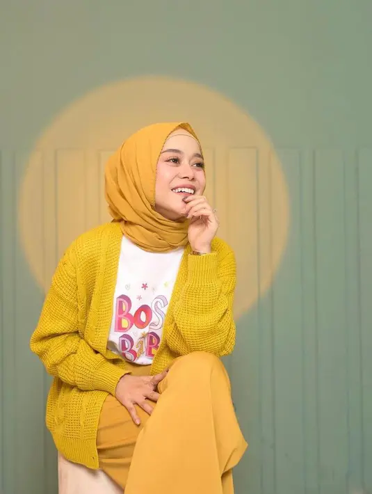 Ide busana daily look yang fresh, bisa sontek OOTD serba kuning ala Lesti Kejora satu ini. Padukan cardigan rajut dengan celana kulot, t-shirt, dan hijab warna kuning yang senada. Chic ! (Instagram/lestykejora).