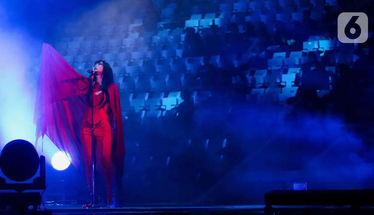 Setelahnya, Isyana Sarasvati tampil membawakan beberapa lagu secara berturut-turut, mulai dari lagu "Sikap Duniawi" hingga "All or Nothing". (Liputan6.com/Herman Zakharia)
