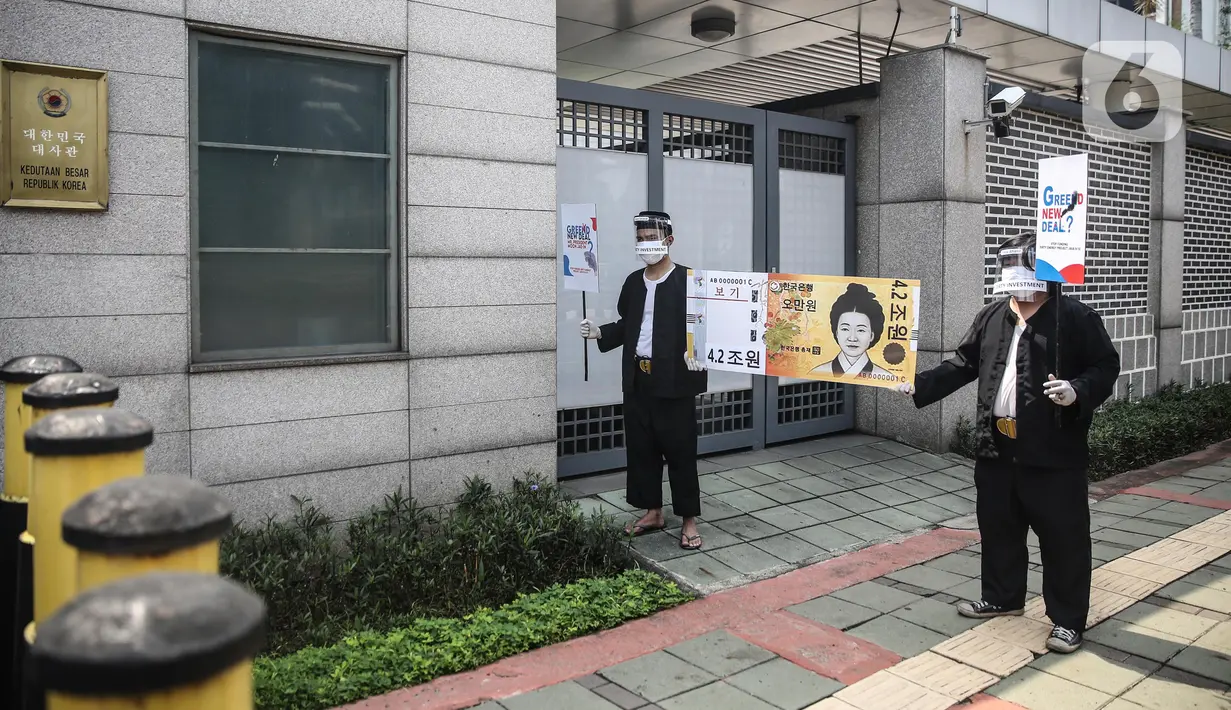 Massa mengenakan pelindung wajah dan masker saat menggelar aksi di depan Kedubes Korea Selatan di Jakarta, Kamis (25/6/2020). Dalam aksinya, mereka meminta Korsel membatalkan rencana pendanan untuk proyek PLTU Jawa 9 dan 10 di Banten yang dinilai merusak lingkungan. (Liputan6.com/Faizal Fanani)