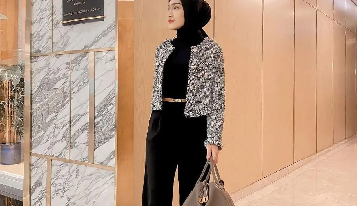 Jika tak ingin semua berwarna hitam, kamu bisa memadukan outer dengan motif agar penampilanmu terlihat fashionable. [instagram/melodyprima]