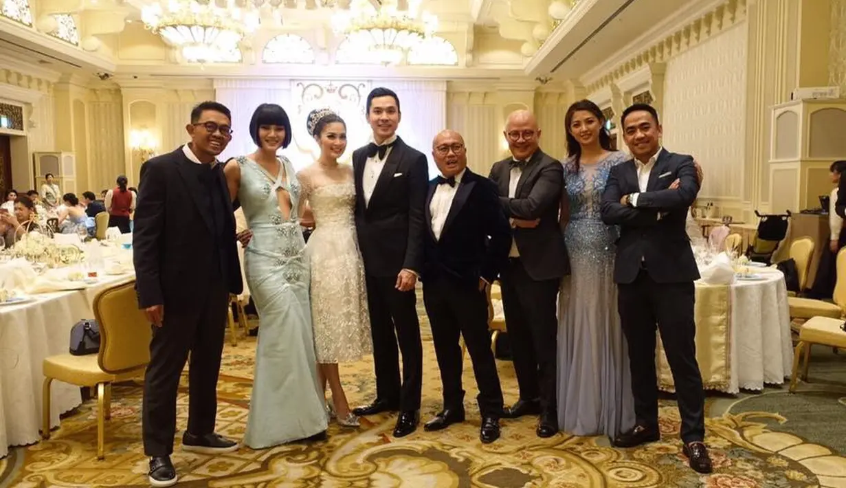 Acara makan siang itu nampaknya sangat private, hanya dihadiri oleh tamu undangan seperti keluarga dan rekan-rekan terdekat. (Facebook/Ary Bakri)