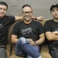 Pemain film Jeritan Malam Herjunot Ali (kiri), Indra Brasco (tengah) dan Winky Wiryawan (kanan) dalam acara Intimate Interview Facebook Live di KLY Office Menteng, Jakarta Pusat, Jumat (8/11/2019). (Liputan6.com/Andika Zulfikar)