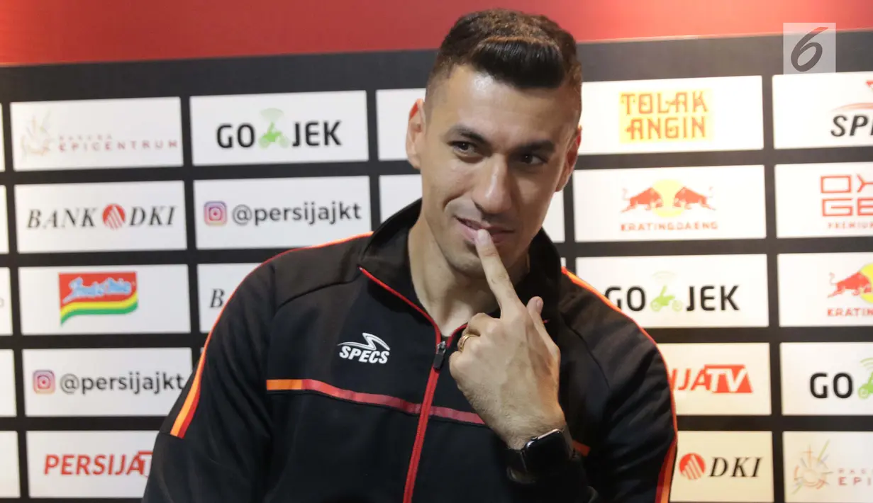 Pemain baru Persija, Alexandre Luiz Reame atau Xandao saat memberi keterangan di Kantor Persija, Jakarta, Jumat (30/8/2019). Pesepakbola berkewarganegaraan Brasil ini bermain di posisi belakang, rencananya Xandao akan menggantikan posisi Stefan Paulle. (Liputan6.com/Helmi Fithriansyah)