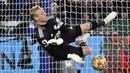 Kekalahan Liverpool ini juga diwarnai dengan kegagalan Mohamed Salah dalam mengeksekusi penalti. Kasper Schmeichel mampu menghadang tendangan pemain asal Mesir tersebut. (AP/Rui Vieira)