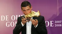 Sepatu Emas Eropa pertama. Cristiano Ronaldo meraih trofi Sepatu Emas Eropa (Golden Shoe) pertamanya bersama Manchester United di musim 2007/2008. Ia mampu mencetak 42 gol di semua ajang kompetisi. (Foto: AFP/Miguel Silva)