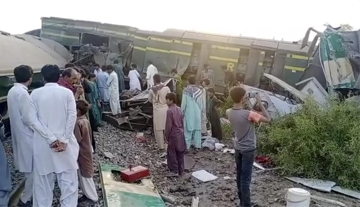 Gambar dari video ini, menunjukkan kereta setelah tabrakan di Ghotki, Pakistan, Senin (7/6/2021). Diperkirakan jumlah korban akan terus bertambah karena masih ada gerbong kereta yang tidak dapat diakses oleh tim penyelamat karena kondisinya hancur. (AP Photo)