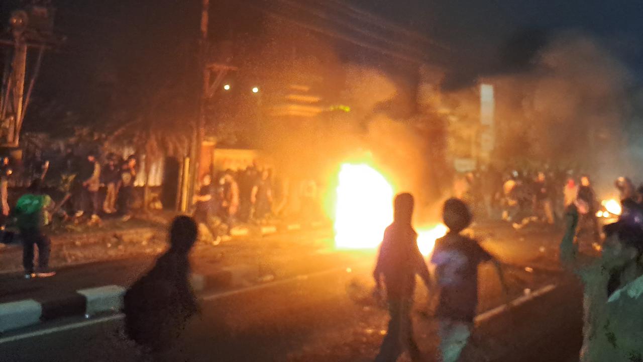 Kondisi Terkini Ricuh Demo Depan Polda DIY: Dua Mobil Dibakar, Massa Ditembakkan Gas Air Mata
