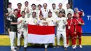 Tim Bulutangkis Putra Indonesia bersama para official memamerkan medali usai memastikan meraih emas di SEA Games Thailand 2025 di Gymnasium 4, Thammasat University Rangsit Campus, Pathum Thani, Rabu (10/12/2025). (Dok. PBSI)