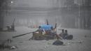 Otoritas setempat melaporkan kantor-kantor pemerintahan hingga sekolah diliburkan akibat banjir besar ini. (Ted ALJIBE/AFP)