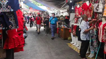 Peserta mengikuti Tur Pecinan Jakarta di Vihara Toasebio, Glodok, Jakarta, Minggu (6/2/2022). Program ini mengambil rute Candra Naya, Klenteng Jin Deyuan, Gereja Santa Maria De Fatima, Vihara Toasebio, Petak Sembilan, Gang Gloria, Toko Obat Tay Seng Ho, dan Petak Enam. (Liputan6.com/Herman Zakharia)