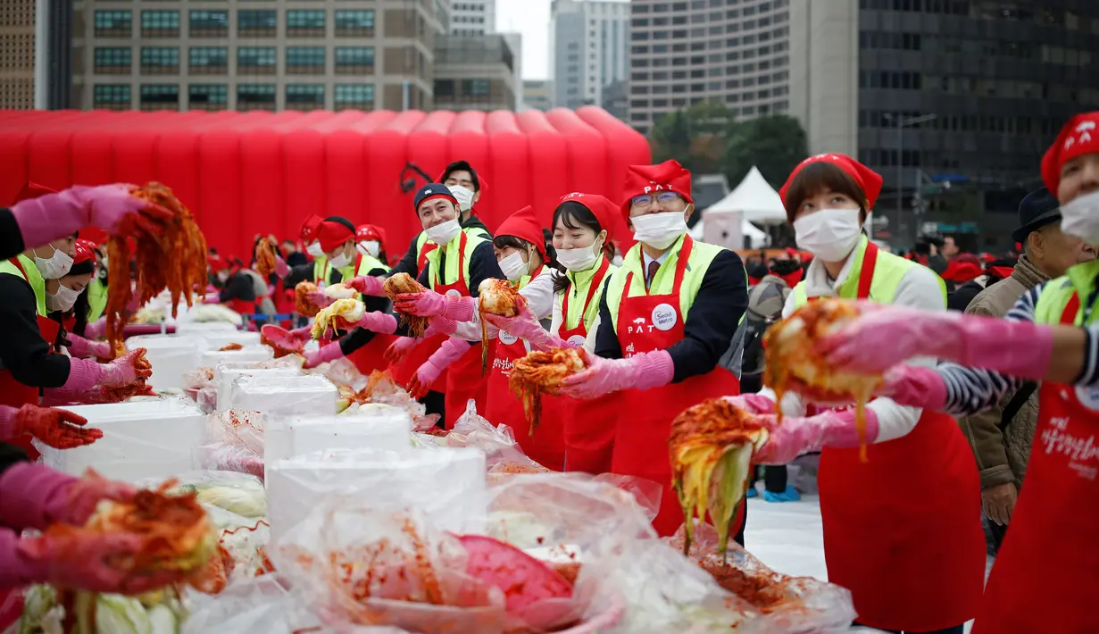 Peserta memperlihatkan sayuran yang digunakan untuk membuat Kimchi selama Festival Kimchi Seoul di pusat kota Seoul, Jumat (44/11). Kimchi merupakan makanan yang terbuat dari sawi putih atau lobak yang difermentasikan. (REUTERS / Kim Hong-Ji)