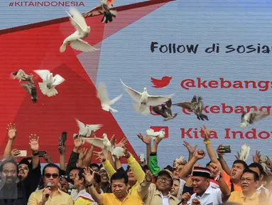 Sejumlah tokoh politik nasional melepas burung merpati di panggung parade kebudayaan 'Aksi Kita Indonesia' di Bundaran HI Jakarta, Minggu (4/12). Pelepasan burung merpati itu simbol perdamaian dalam keberagaman bangsa Indonesia (Liputan6.com/Fery Pradolo)