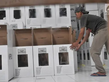 Pekerja menata kotak suara Pemilu 2019 di Gudang Logistik KPU Kota Bekasi, Rabu (20/12). Komisioner bidang logistik KPU Kota Bekasi telah menerima sebanyak 32.500 kotak suara dari 33.600 kotak suara yang ditargetkan. (Merdeka.com/Iqbal S. Nugroho)