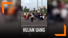 Jalanan di daerah Tasikmalaya sampai-sampai terganggu karena puluhan warga berebut 'hujan uang'. Seorang pengusaha pasir kaya raya bernama Endang adalah sosok dibalik peristiwa ini.