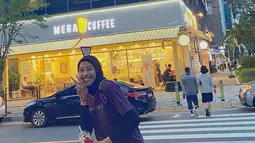 Enggak hanya latihan dan bermain voli saja di Korea Selatan, Megawati Hangestri kerap membagikan potretnya saat menikmati momen santai di daearah Daejeon, Korea Selatan. Banyak dari potretnya ini tengah menikmati jalan-jalan sambil mampir ke coffe shop. (Liputan6.com/IG/megawatihangestrip)