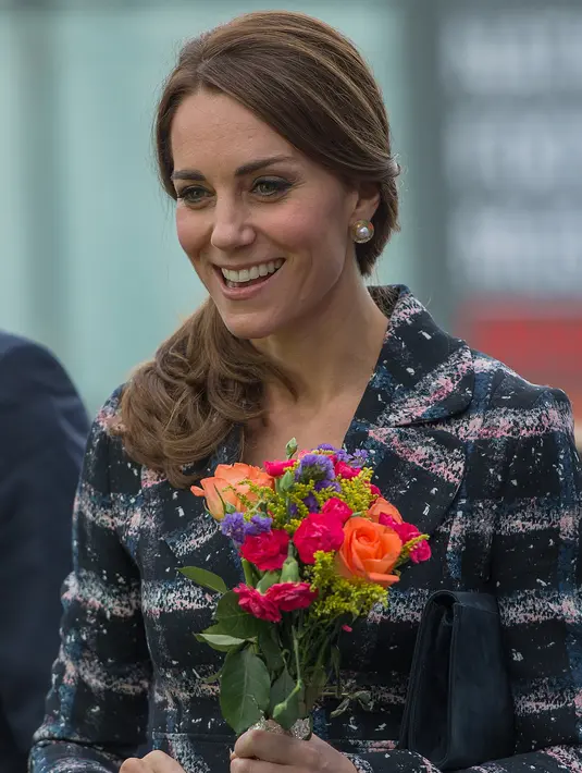 Terlihat sedikit berbeda memang, Meghan memakai dress yang berwarna navy dengan panjang selutut. Sedangkan Kate Middleton mengenakan dress yang panjangnya menjuntai ke lantai dan berwarna hitam. (AFP/Bintang.com)