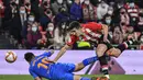 Bek Athletic Bilbao, Daniel Vivian berebut bola dengan penyerang Valencia, Hugo Duro pada pertandingan leg pertama semifinal Copa del Rey di stadion San Mames di Bilbao, Spanyol, Jumat (11/2/2022). Athletic Bilbao bermain imbang atas Valencia 1-1. (AP Photo/Alvaro Barrientos)