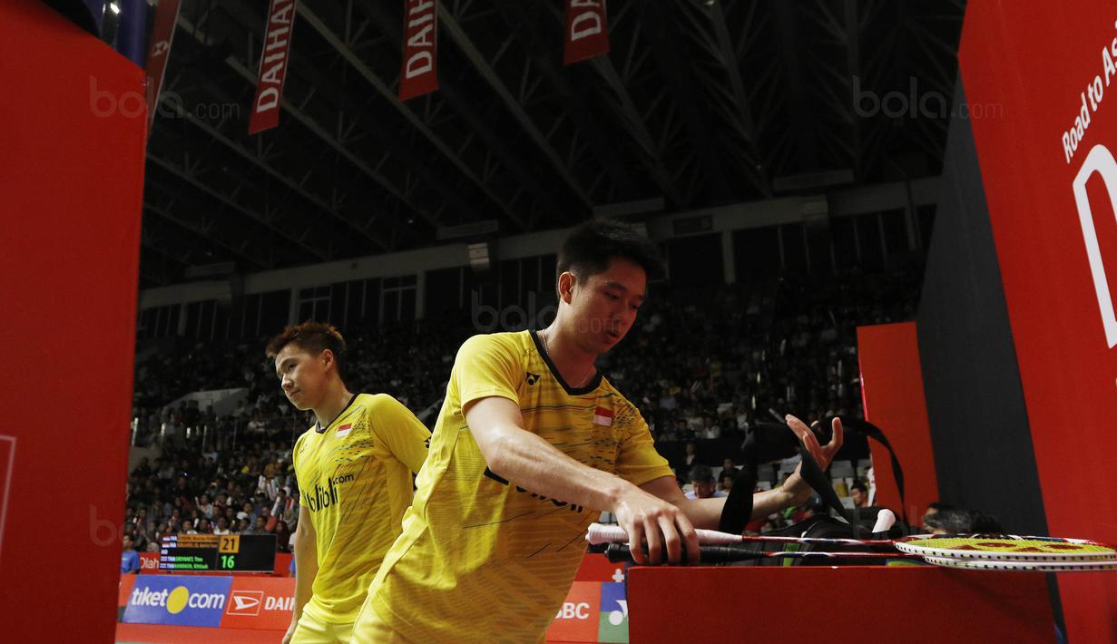 Ganda putra Indonesia Kevin Sanjaya/Marcus Gideon saat melawan wakil Thailand, Tinn Isriyanet/Kittisak Namdash, pada laga Indonesia Masters 2018 di Istora Senayan, Rabu (24/1/2018). Kevin/Marcus menang 21-16 21-16. (Bola.com/M Iqbal Ichsan)