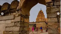 India Punya Kuil Ajaib yang Pilarnya Tidak Menyentuh Tanah. (dok.Instagram @ancient-scientist/https://www.instagram.com/p/CHnhgWxrXif/Henry)