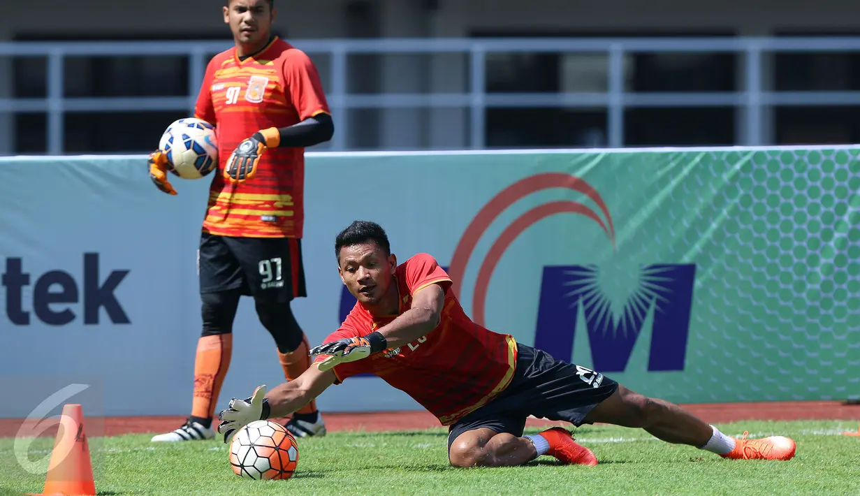 Dua penjaga gawang PBFC saat latihan resmi final Piala Presiden 2017 di Stadion Pakansari, Kab Bogor, Sabtu (11/3). Di final, PBFC akan melawan Arema FC, Minggu (12/3). (Liputan6.com/Helmi Fithriansyah) 