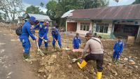 Personel Brimob Lanjutkan Bersih-bersih Rumah Warga dan Buat Saluran Air di Sumbar