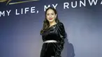 Pervita terlihat sangat menawan, dengan gaun warna hitam yang dipakainya. Apalagi gaun warna hitamnya mengkilap saat bertemu cahaya. Senyum manis Pevita benar-benar mampu mengalihkan dunia. Tatapan mata Pevita begitu tajam, dan membuat siapapun yang melihatnya terkesima. (KapanLagi.com/Nurwahyunan)