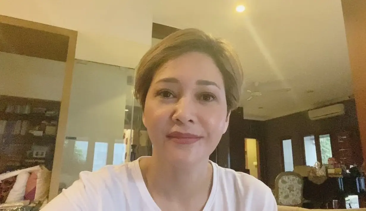 "Alhamdulillah, awalnya sebelum berangkat baca-baca doa, deg-degan pas mau tes covid-19, tapi akhirnya satu keluarga di rumahku dan suami, dan ART serta pak sopir, semuanya negatif hasilnya dari covid-19," tulis Maia, Selasa (7/4/2020). (Instagram/maiaestiantyreal)
