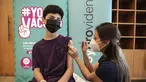 Seorang anak menerima suntikan dosis vaksin COVID-19 Pfizer BioNTech di pusat vaksinasi di Santiago, Chile, Rabu (23/6/2021). Chile mulai memvaksinasi anak-anak dari usia 12 tahun, sebagai salah upaya untuk memutus rantai penyebaran infeksi virus Corona. (MARTIN BERNETTI/AFP)