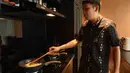 Anak-anaknya begitu senang dan memberikan semangat untuk sang ayah yang memasak mie instan. Selain merebus mie, juga menumis bawang hingga menggoreng telor. [Youtube/Trio Strong Family]