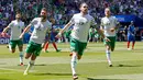 Pemain Irlandia merayakan gol pertama mereka saat laga melawan Perancis di babak 16 besar Piala Eropa 2016, Stade de Lyon, Perancis, Minggu (26/6). Irlandia harus mengakui keunggulan Perancis dengan skor akhir 2-1. (REUTERS / Robert Pratta)