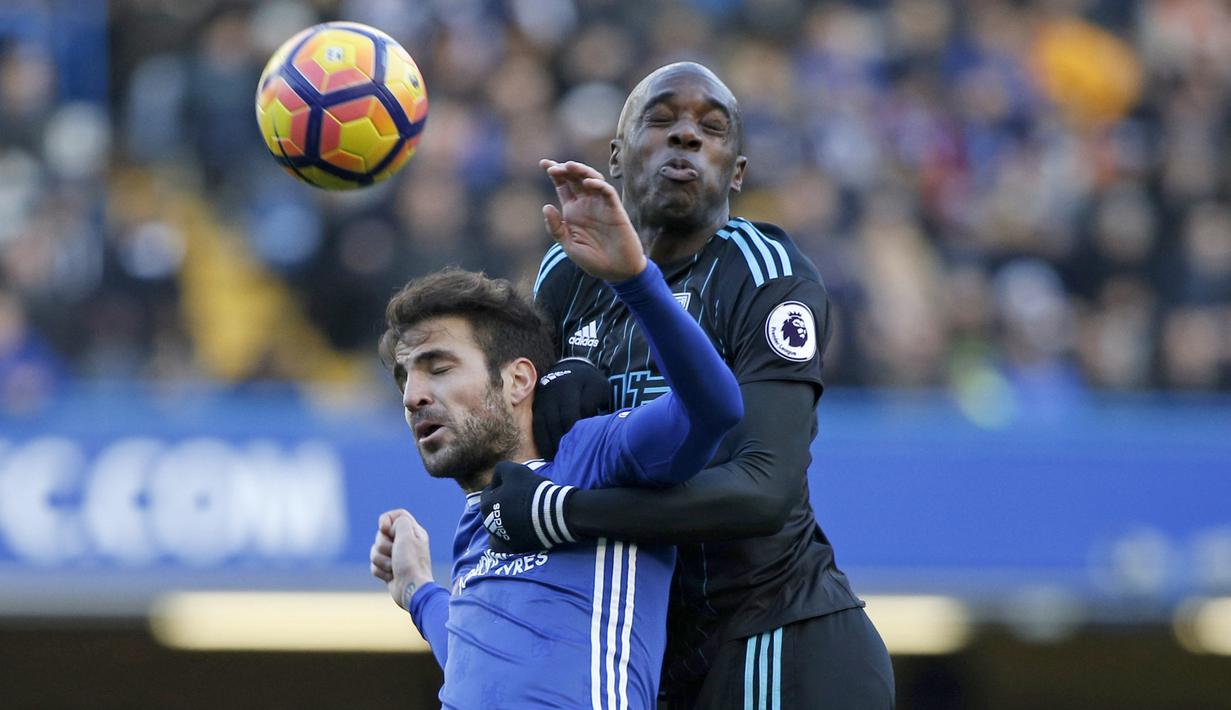 Pemain Chelsea, Cesc Fabregas (kiri) berduel dengan pemain West Bromwich Albion, Allan Nyom pada laga Premier League di  Stamford Bridge, London, (11/12/2016). Chelsea menang 1-0. (AFP/ Adrian Dennis)
