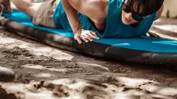 Potret Ahn Bo Hyun saat menjajal papan selancar sebelum dia benar-benar surfing di pantai lepas. Bintang serial Kairos ini memamerkan otot lengannya yang kekar. (Foto: Instagram/ bohyunahn)