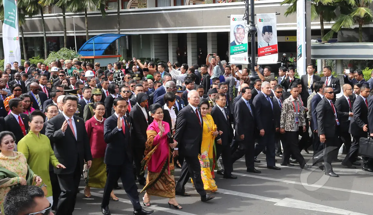 Para kepala Negara dan delegasi dari Asia dan Afrika mengikuti 'Historical Walk' dalam rangkaian Peringatan ke-60 tahun Konferensi Asia Afrika, di Jalan Asia Afrika, Bandung, Jumat (24/4/2015). (Liputan6.com/Herman Zakharia)