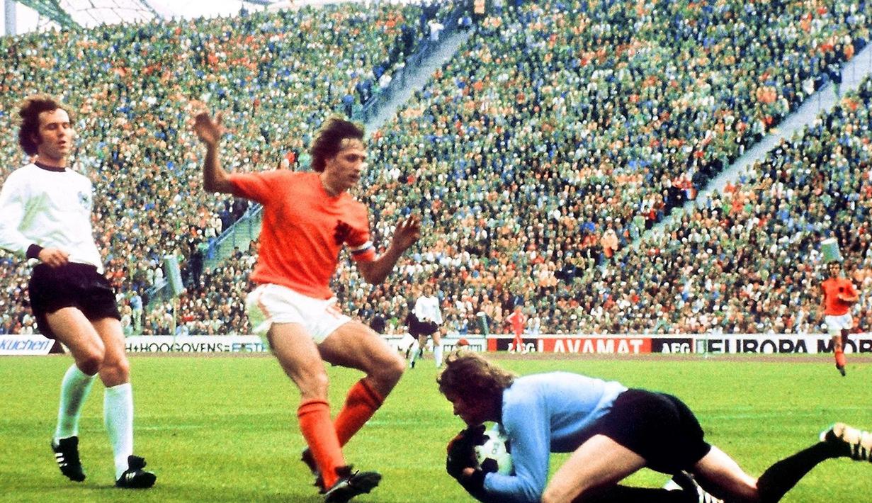 Kiper Jerman, Sepp Maier menangkap bola dari kejaran pemain Belanda Johan Cruyff dalam laga final Piala Dunia di Munich, Jerman, 7 Juli 1974. (AFP)