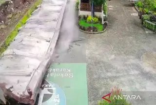 Tembok SMPN 182 Jakarta Ambruk (AntaraNews)
