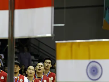 Upacara pemberian medali pada final Invitation Tournament Asian Games 2018 di GBK Hall Basket, Jakarta. Indonesia menang 78-68 atas India. (Bola.com/Peksi Cahyo)