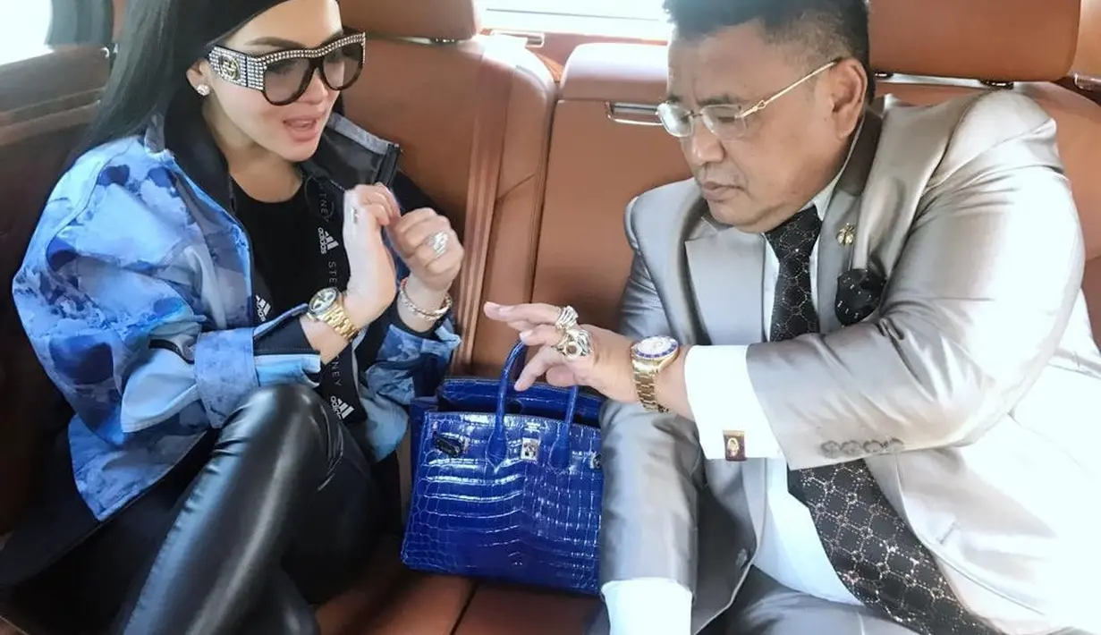 Meski segudang memiliki kesibukan, Hotman juga masih peduli dengan meluangkan waktu bersama keluarganya. Beberapa foto menunjukkan, Hotman sangat peduli dengan keluarganya. (instagram/hotmanparisofficial)