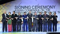Presiden Jokowi bersama sembilan Kepala Negara dan Kepala Pemerintahan ASEAN menandatangani Kesepakatan Perlindungan Pekerja Migran, di Manila, Filipina, Selasa (14/11/2017).