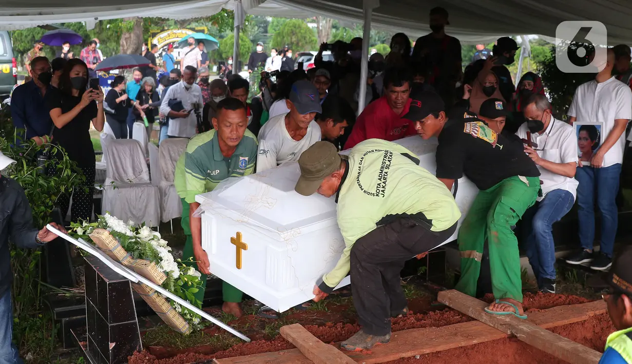 Peti jenazah aktris senior Rima Melati bersiap diturunkan ke liang lahat di TPU Tanah Kusir, Jakarta Selatan, Sabtu (25/6/2022). Rima Melati meninggal dunia pada Kamis (24/6). Sebelum meninggal dia sempat dirawat lantaran komplikasi dan infeksi. (Liputan6.com/Angga Yuniar)