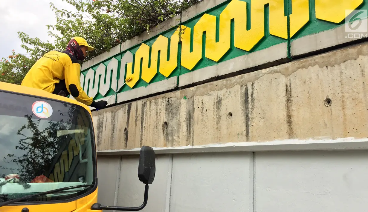 Pasukan Kuning mengecat dinding Underpass Kebayoran Baru, Jakarta Selatan, Kamis (1/2). Pasukan Kuning berada di bawah naungan Dinas Bina Marga Pemerintahan Provinsi DKI Jakarta. (Liputan6.com/Immanuel Antonius)