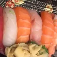Hati-hati ada cacing di atas daging mentah pada sushi yang kamu makan. Hiiii~