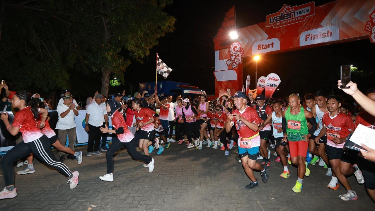Meriah! Lebih 800 Pelari Ikuti ValenTimes Night Run di Banyuwangi