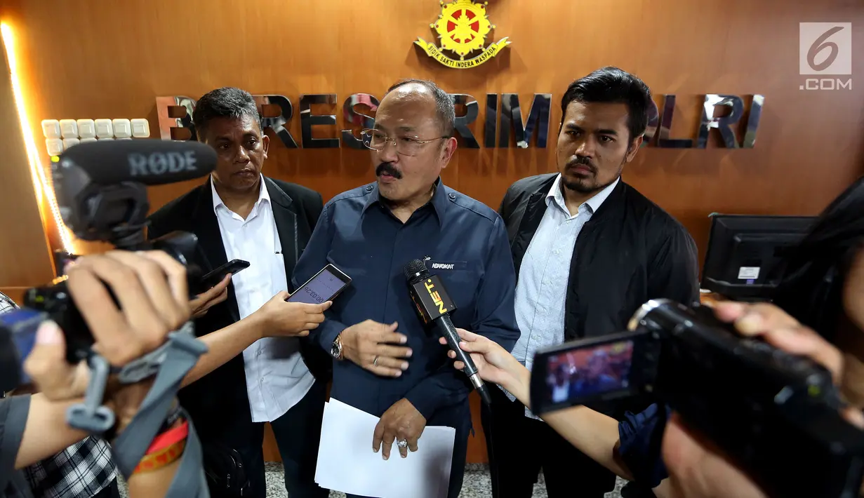 Tim kuasa hukum Setya Novanto memberi keterangan di Direktorat Pidana Cyber Bareskrim Polri, Jakarta, Rabu (1/11). Tim kuasa hukum Setya Novanto melaporkan tindak pencemaran nama baik melalui meme yang beredar di medsos. (Liputan6.com/JohanTallo)