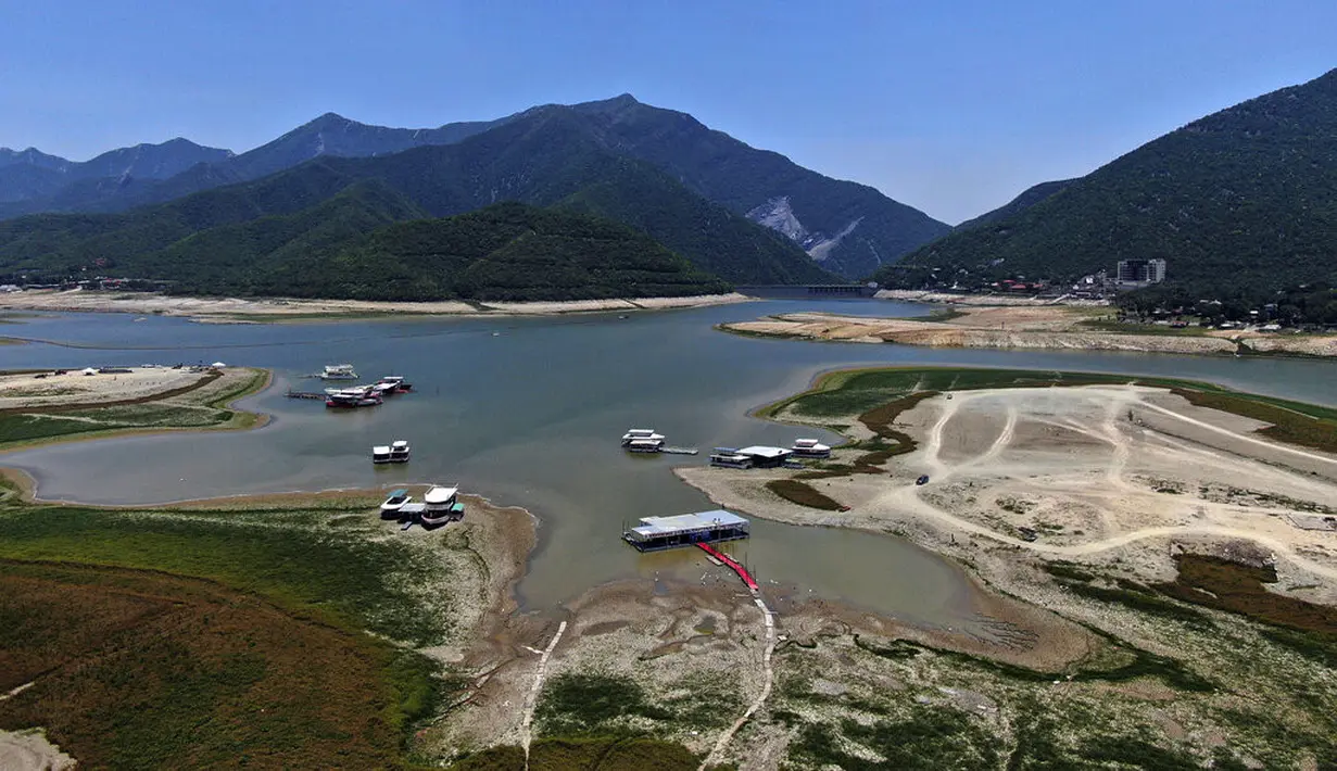 Pemandangan Waduk Boca yang memasok air ke kota utara Monterrey hampir kering karena bagian utara Meksiko dilanda kekeringan hebat, di Santiago, Meksiko (9/7/2022). Ribuan rumah tidak menerima air selama berminggu-minggu akibat kekeringan hebat tersebut. (AP Photo/Fernando Llano)