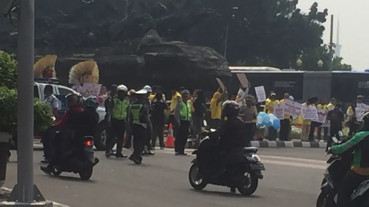 Amankan Gedung MK, Polisi Blokade Arus Lalu Lintas di Jalan Medan Merdeka Barat
